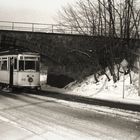 Unter der Güterbahn hindurch .