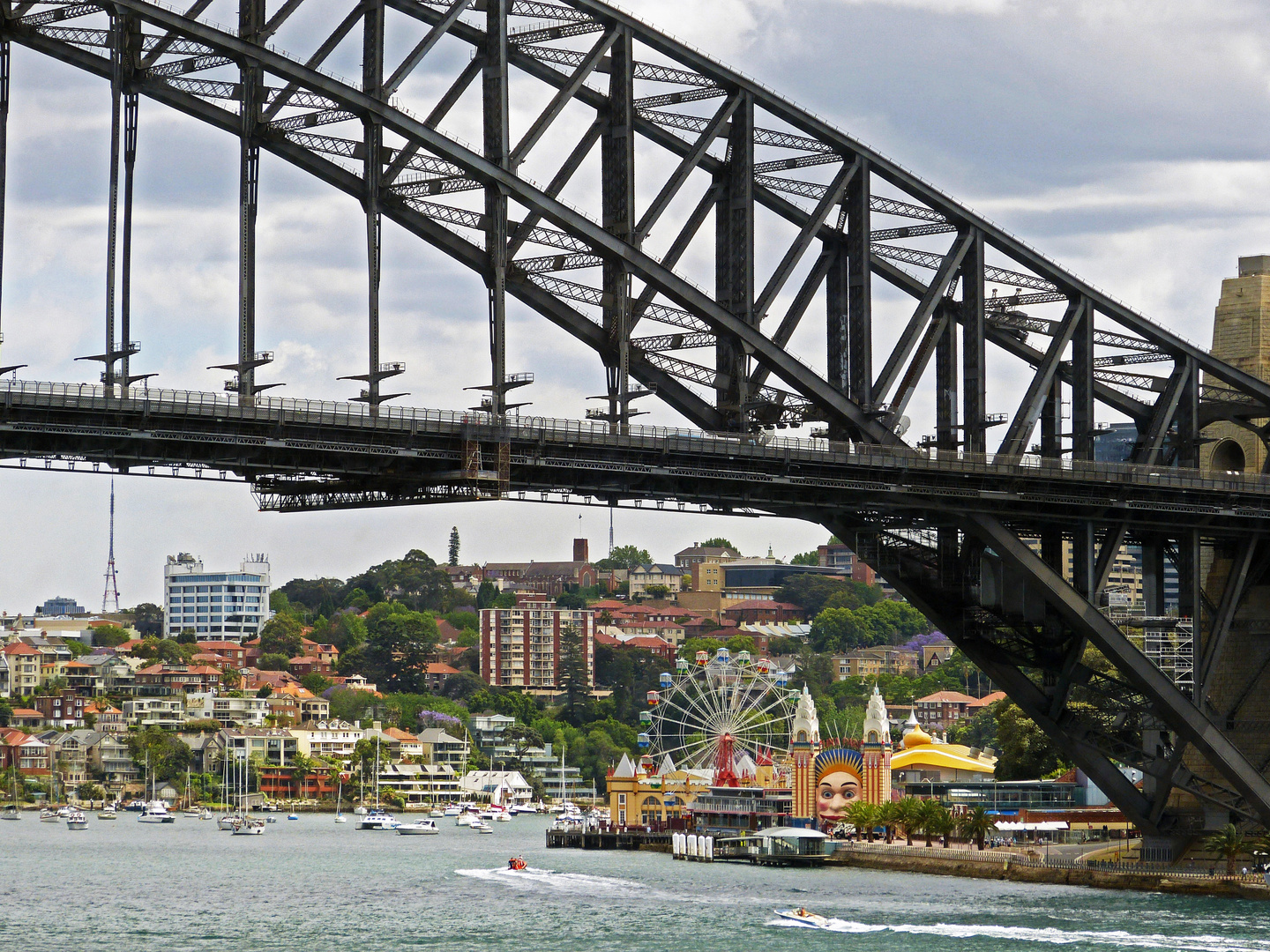 Unter der Harbour Bridge in Sidney