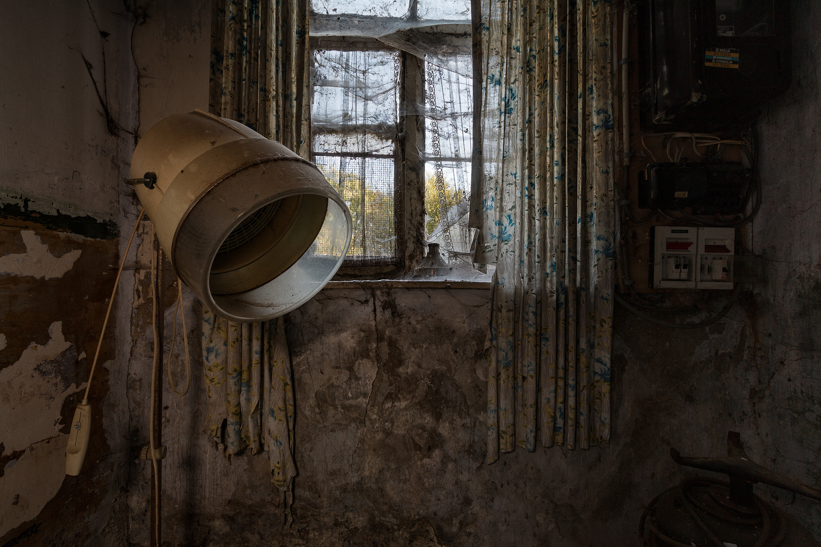 unter der Haube... Foto &amp; Bild | marode, alt, fenster Bilder auf ...