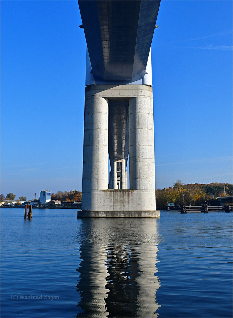 Unter der Hochbrücke über den Stralsunder Ziegelgraben...