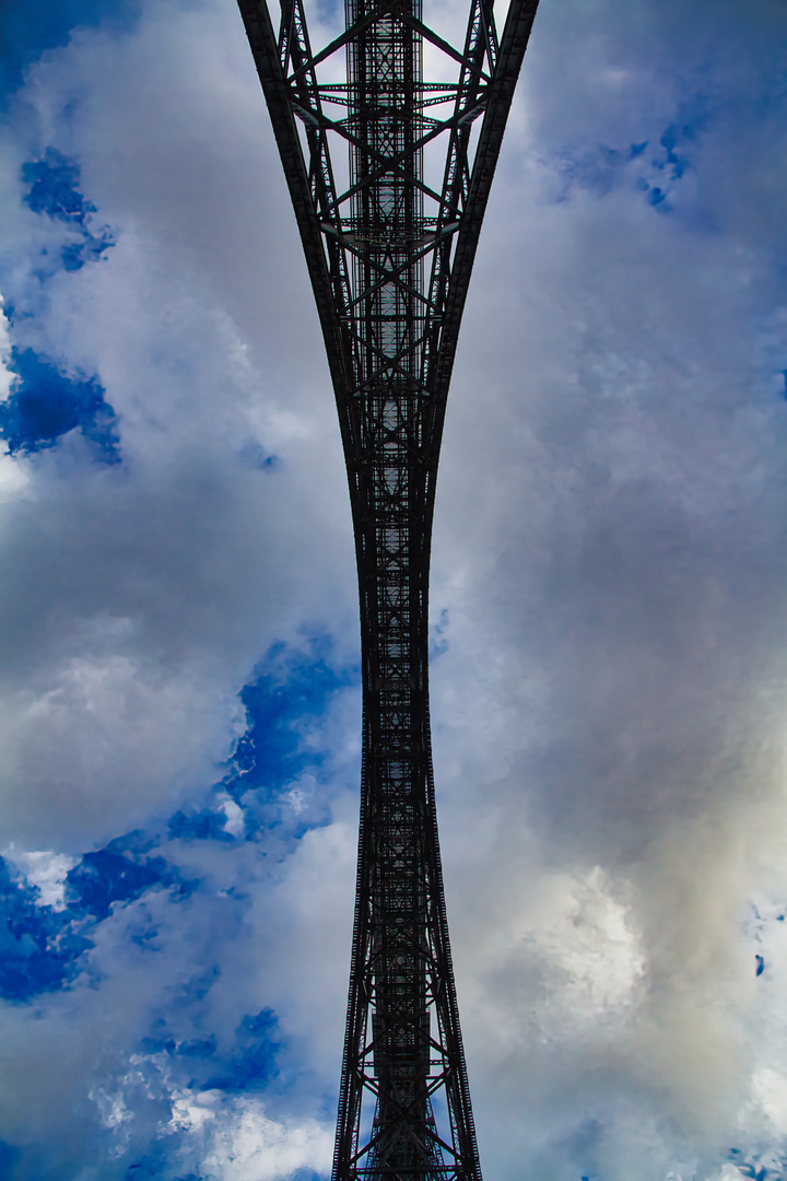 Unter der höchsten Eisenbahnbrücke von 107 m von Deutschlslands 