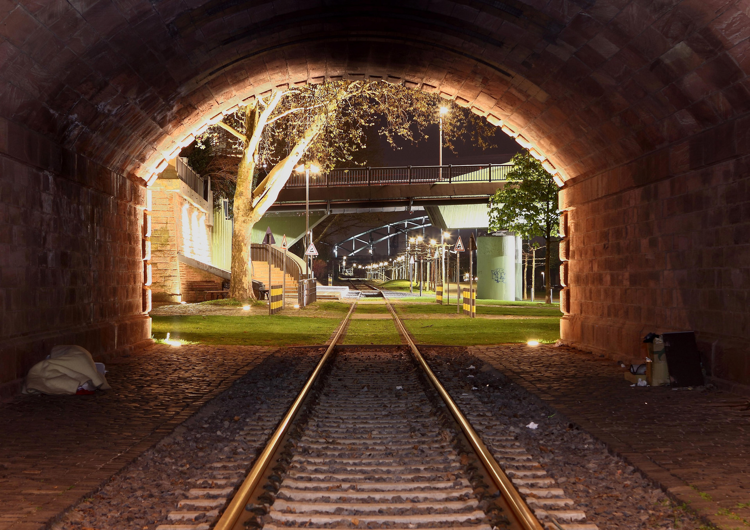 Unter der Ignatz-Bubis-Brücke