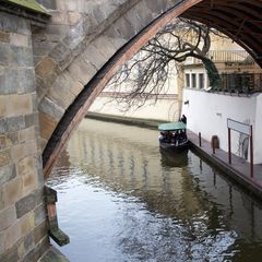 Unter der Karlsbrücke