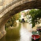 unter der Karlsbrücke in Prag