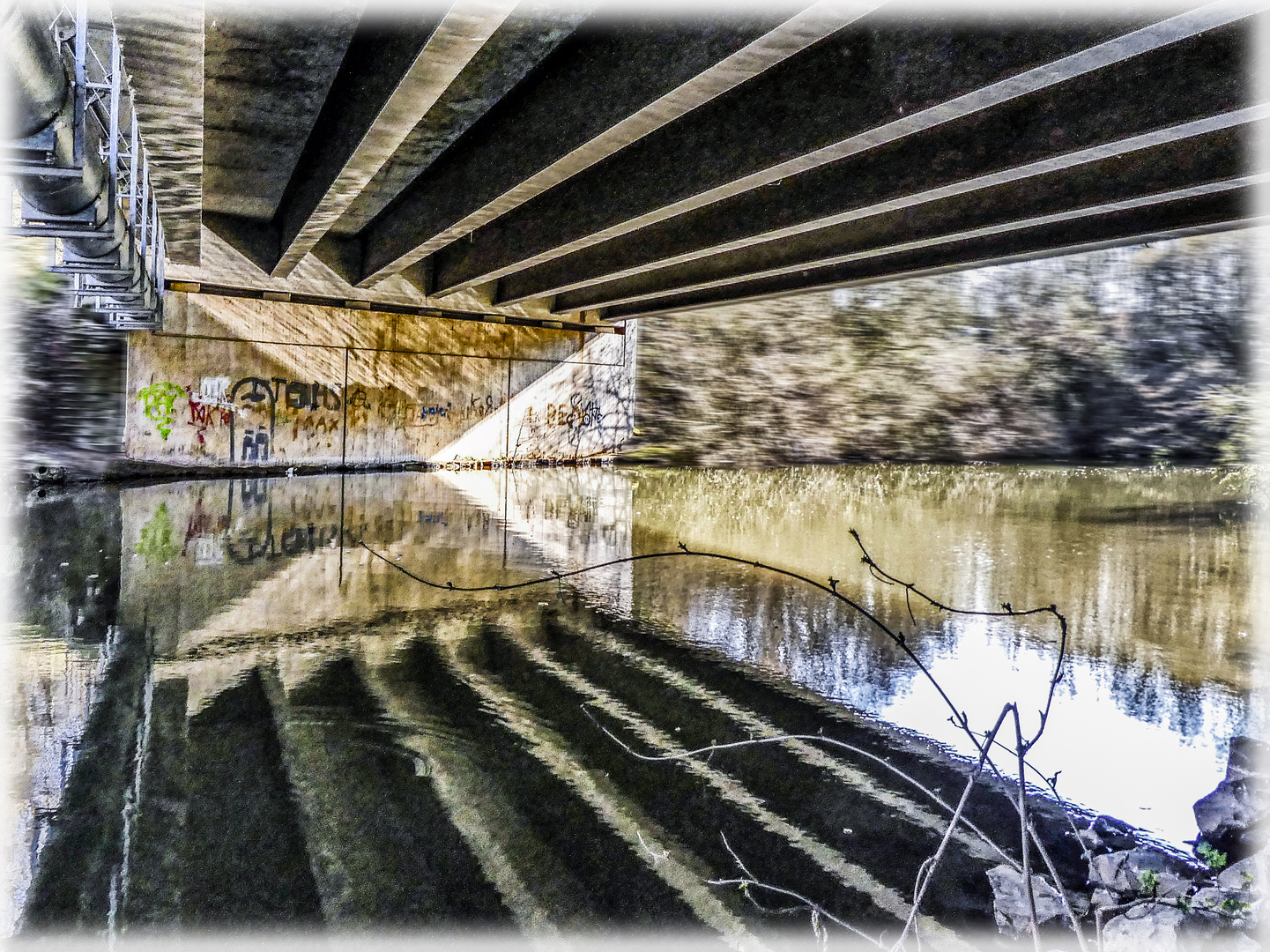 UNTER DER KLEINEN BRÜCKE......