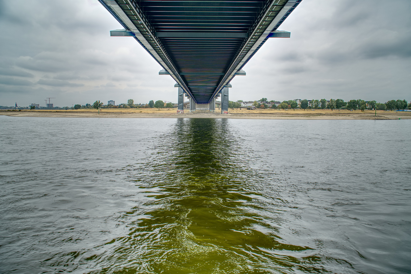 Unter der Kniebrücke