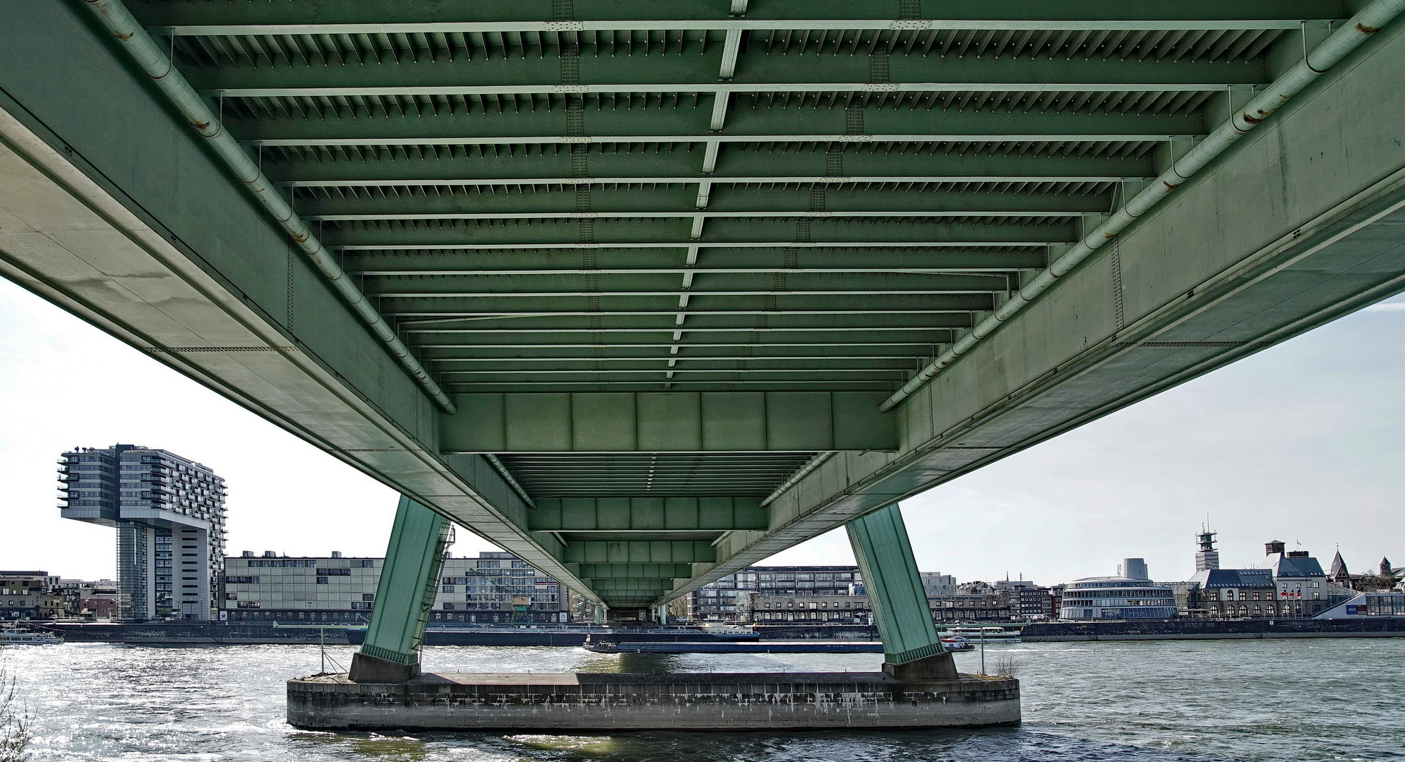 Unter der Kölner Severinsbrücke