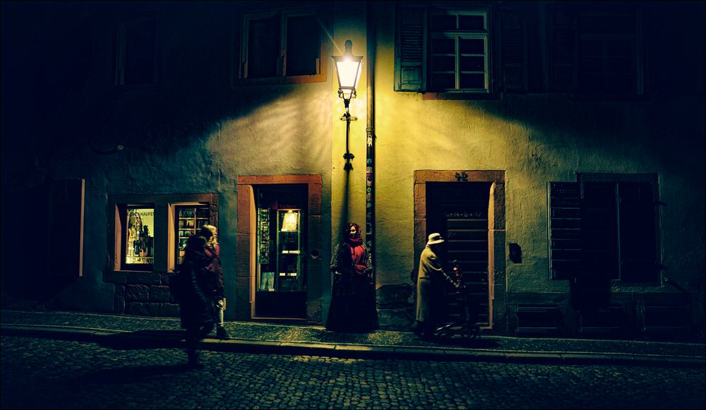 Unter der Laterne...... Foto & Bild people, street, outdoor Bilder