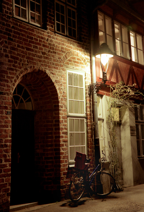 Unter der Laterne Foto & Bild architektur, straßen & brücken, motive