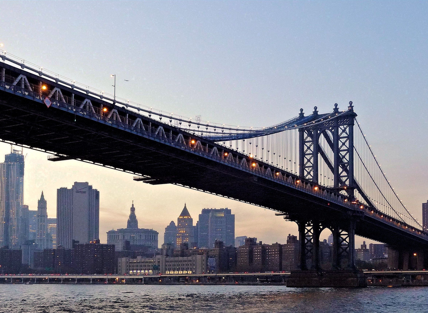 unter der manhattan bridge am abend