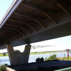 Unter der neuen Niederrheinbrücke in Wesel