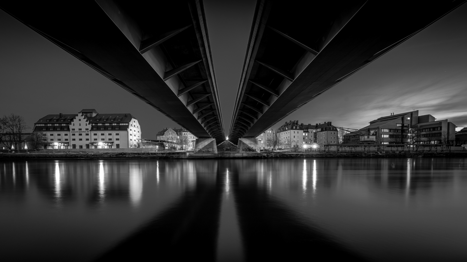 Unter der Nibelungebrücke