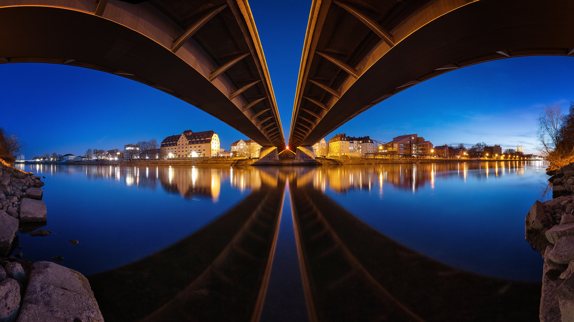 Unter der Nibelungenbrücke in Regensburg