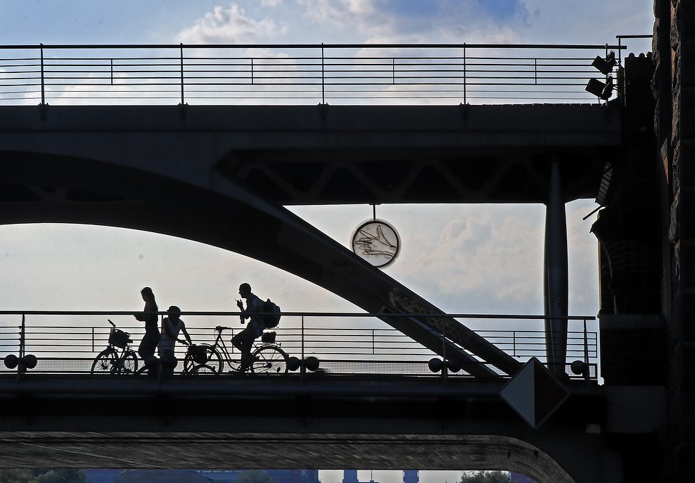 ... unter der Oberbaumbrücke hindurch ...