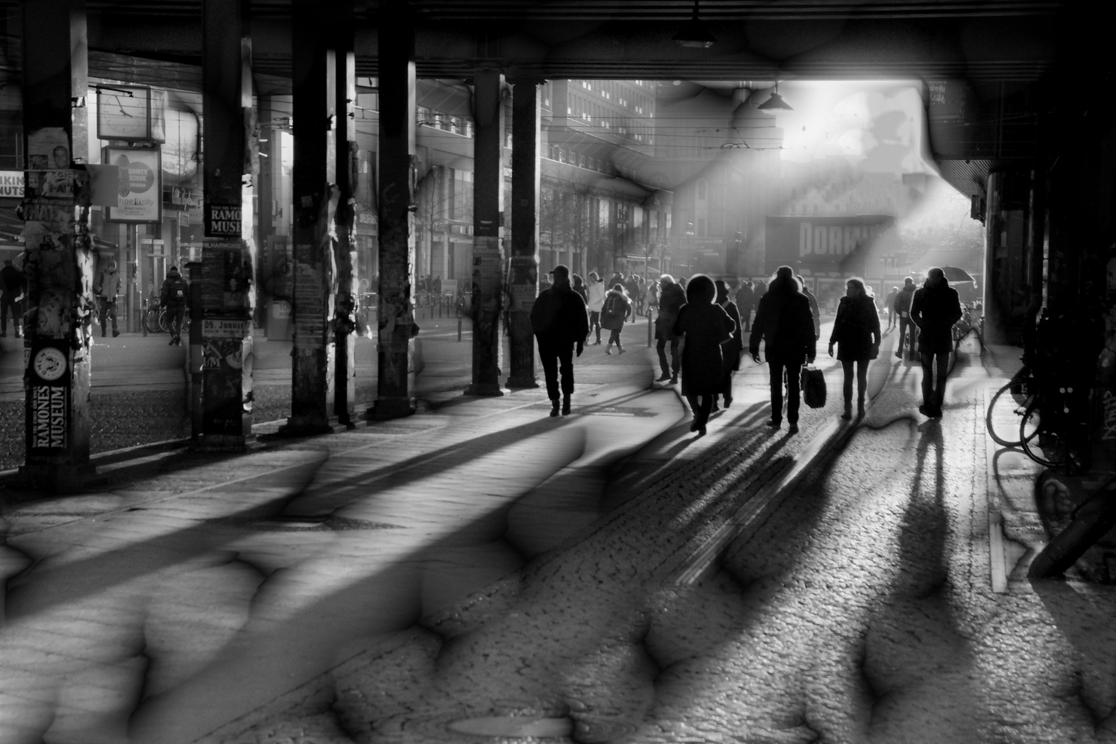 Unter der S-Bahnbrücke am Alex