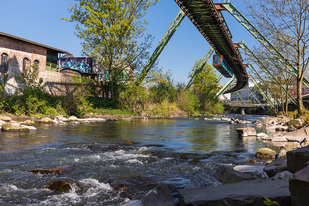 Unter der Schwebebahn