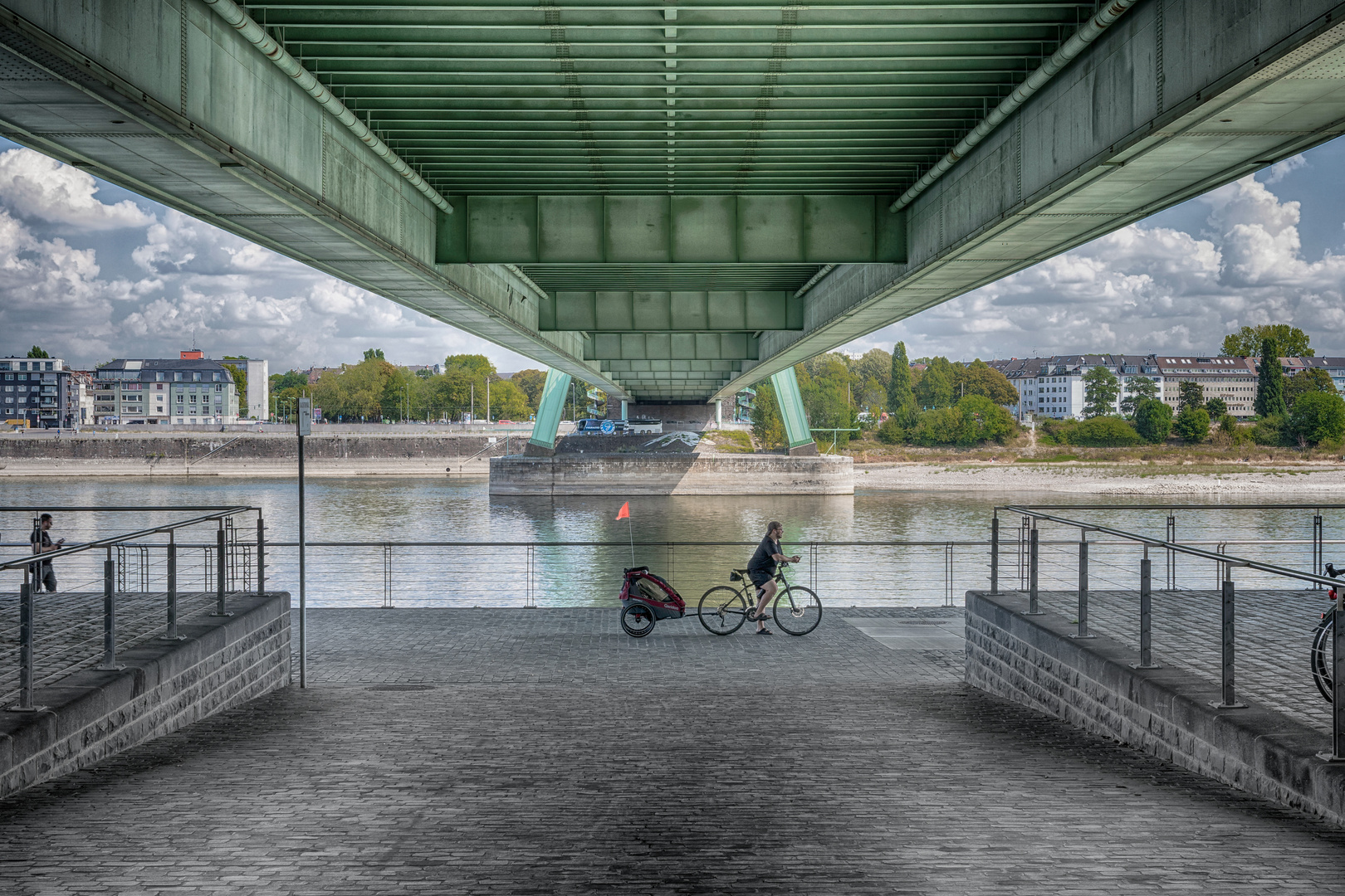 Unter der Severinsbrücke / Köln