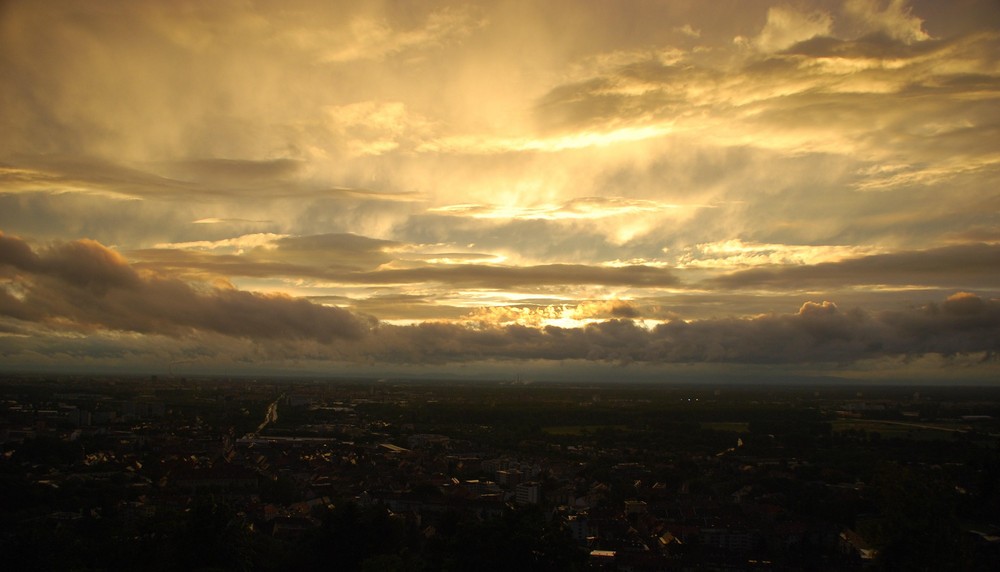 Unter der Sonne hat mann Schutz vor Gewitter