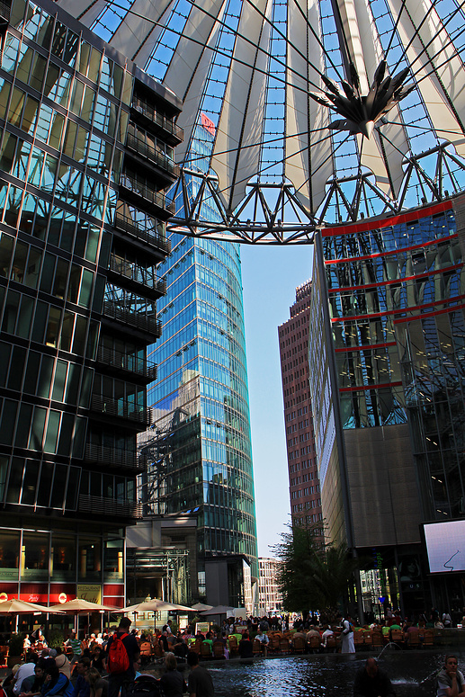 unter der Sony-Centerkuppel - mit Blick zum DB Tower