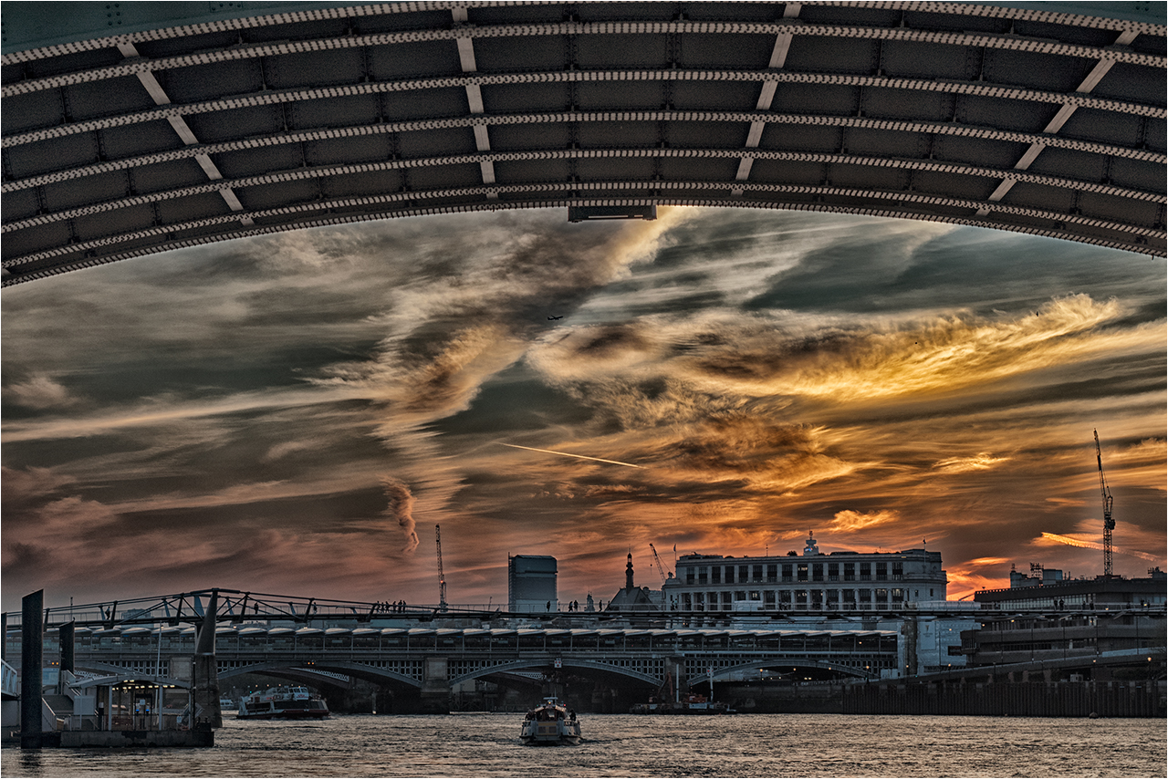 Unter der Southwark Bridge.....