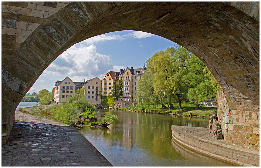 Unter der steinernen Brücke