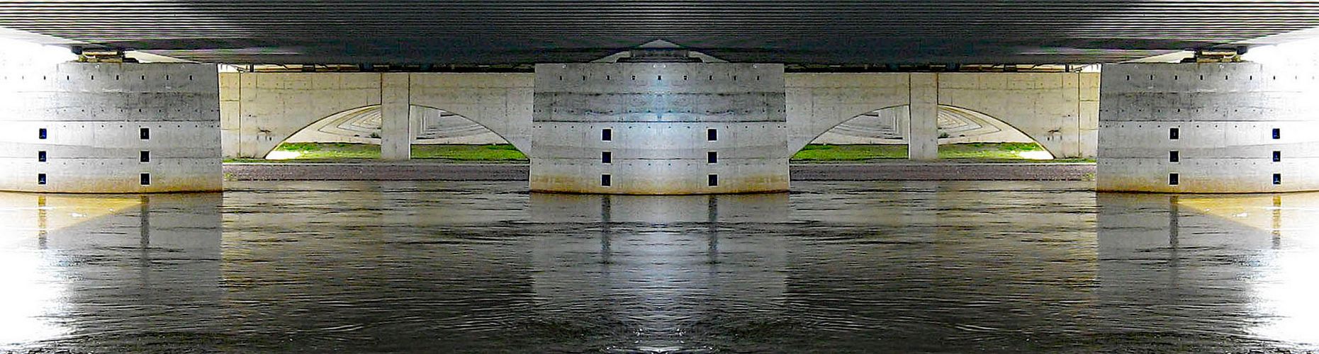 Unter der Trogbrücke in Magdeburg