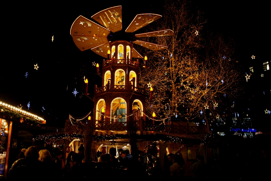 Unter der Weihnachtspyramide in München