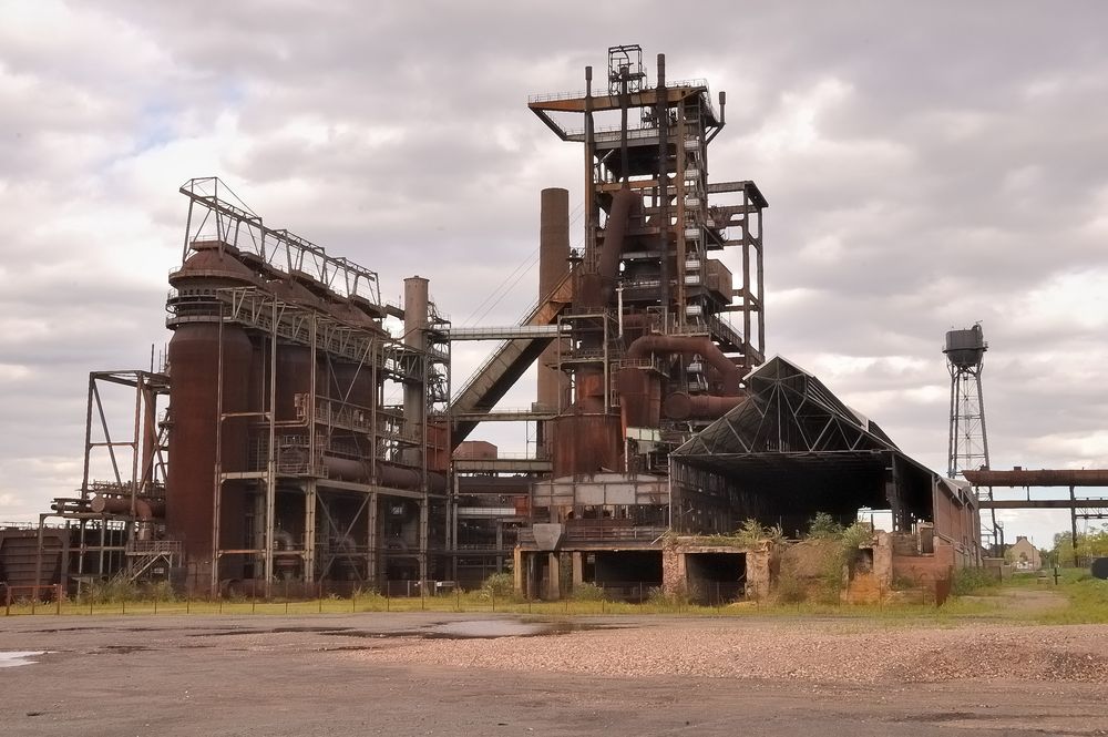 Unter dunklen Wolken: Industrie-Ruine/Überreste eines Stahlwerkes in Dortmund-Hörde