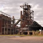 Unter dunklen Wolken: Industrie-Ruine/Überreste eines Stahlwerkes in Dortmund-Hörde