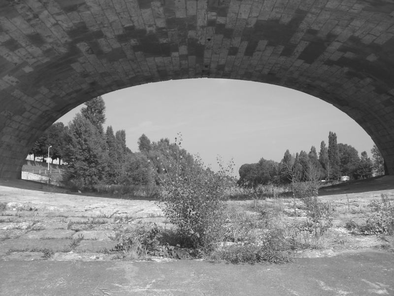 Unter einer Brücke