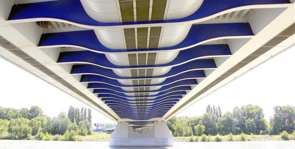 Unter einer Brücke!