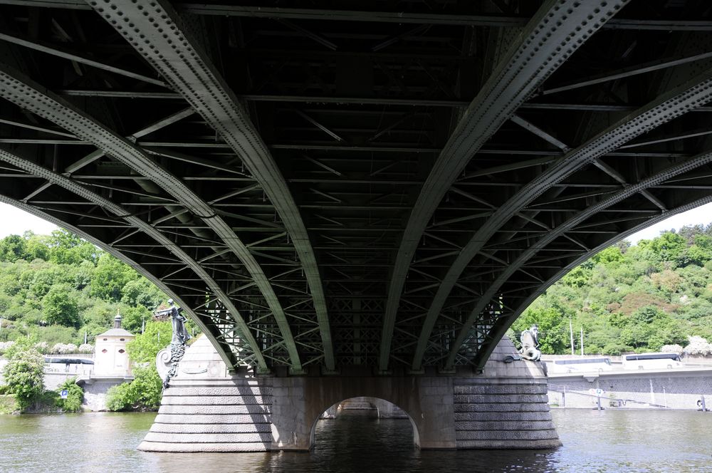 Unter einer Brücke