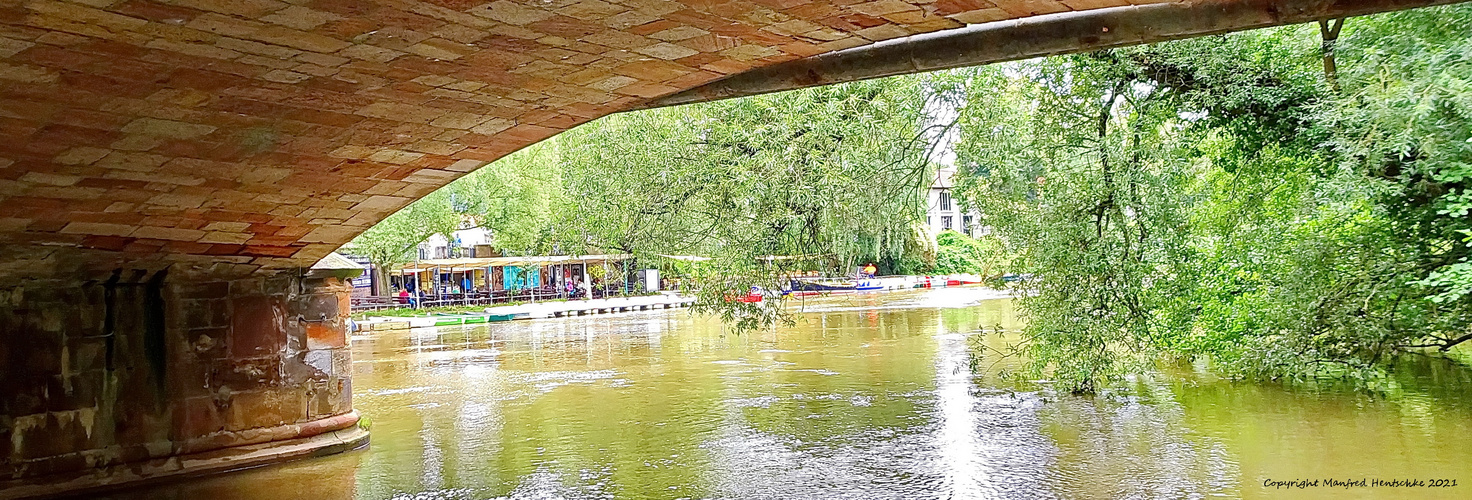 Unter einer Brücke