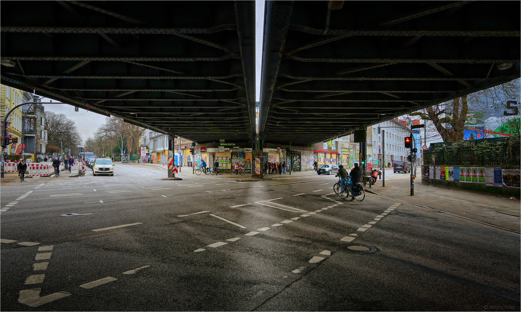 Unter einer Eisenbahnbrücke in Hamburg