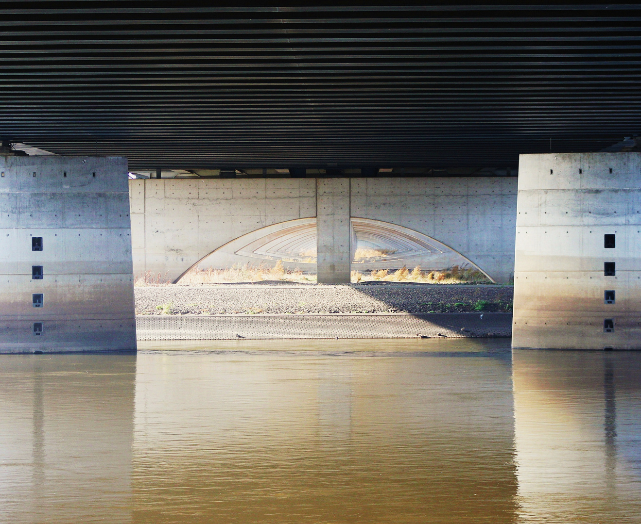 unter einer Trogbrücke