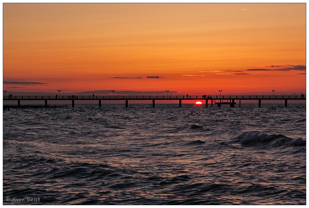 Unter Kühlungsborner Seebrücke fast verschwundene Sonne