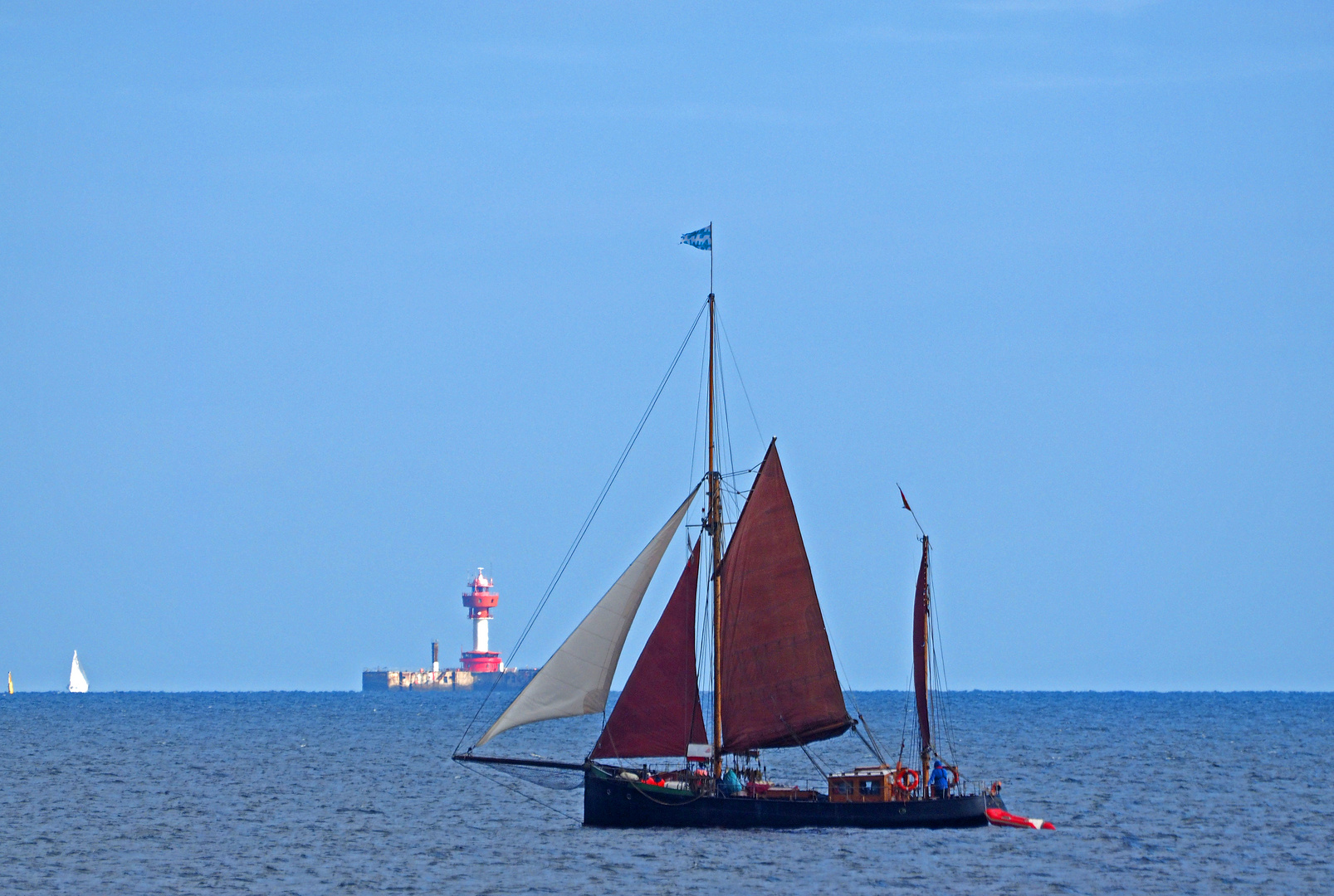 Unter roten Segeln