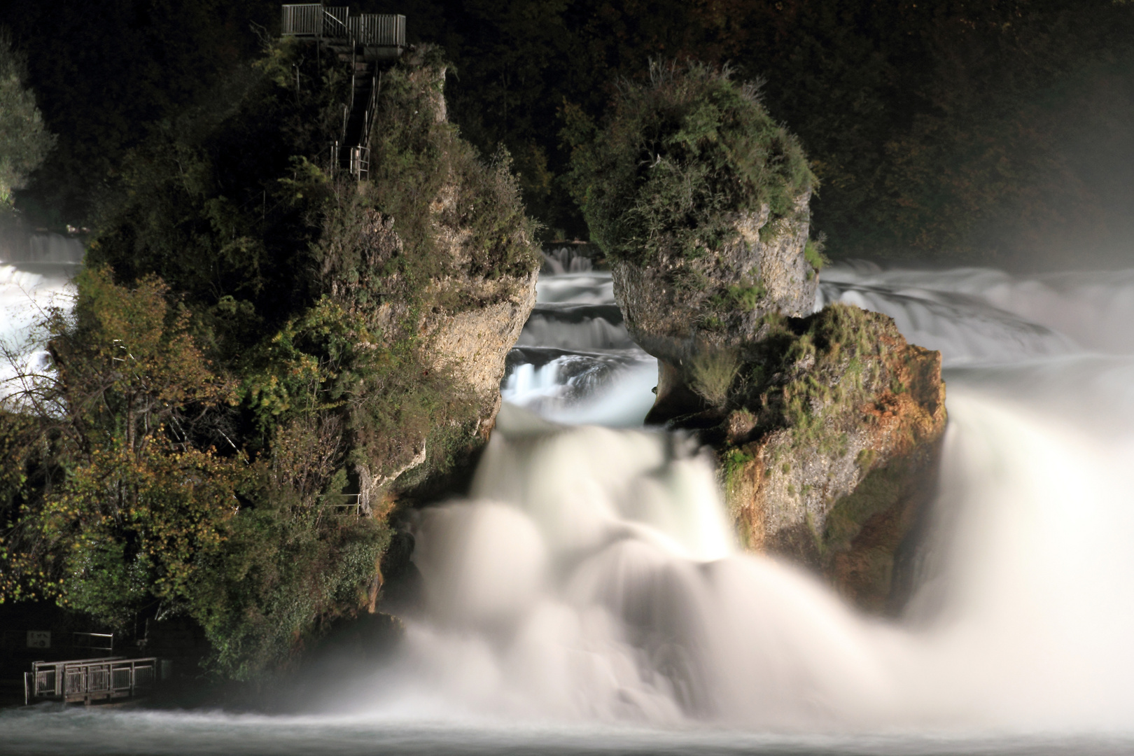 Unter Strom - Rheinfall bei Schaffhausen