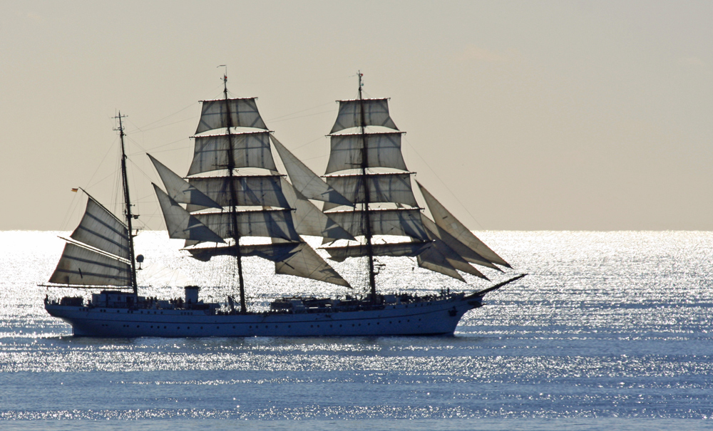 unter vollen Segeln