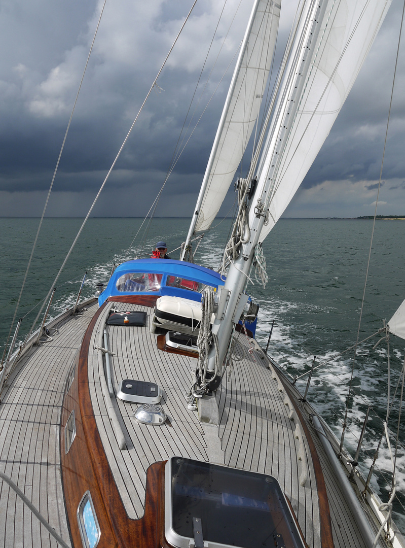 Unter Vollzeug auf der Flucht vor dem Unwetter