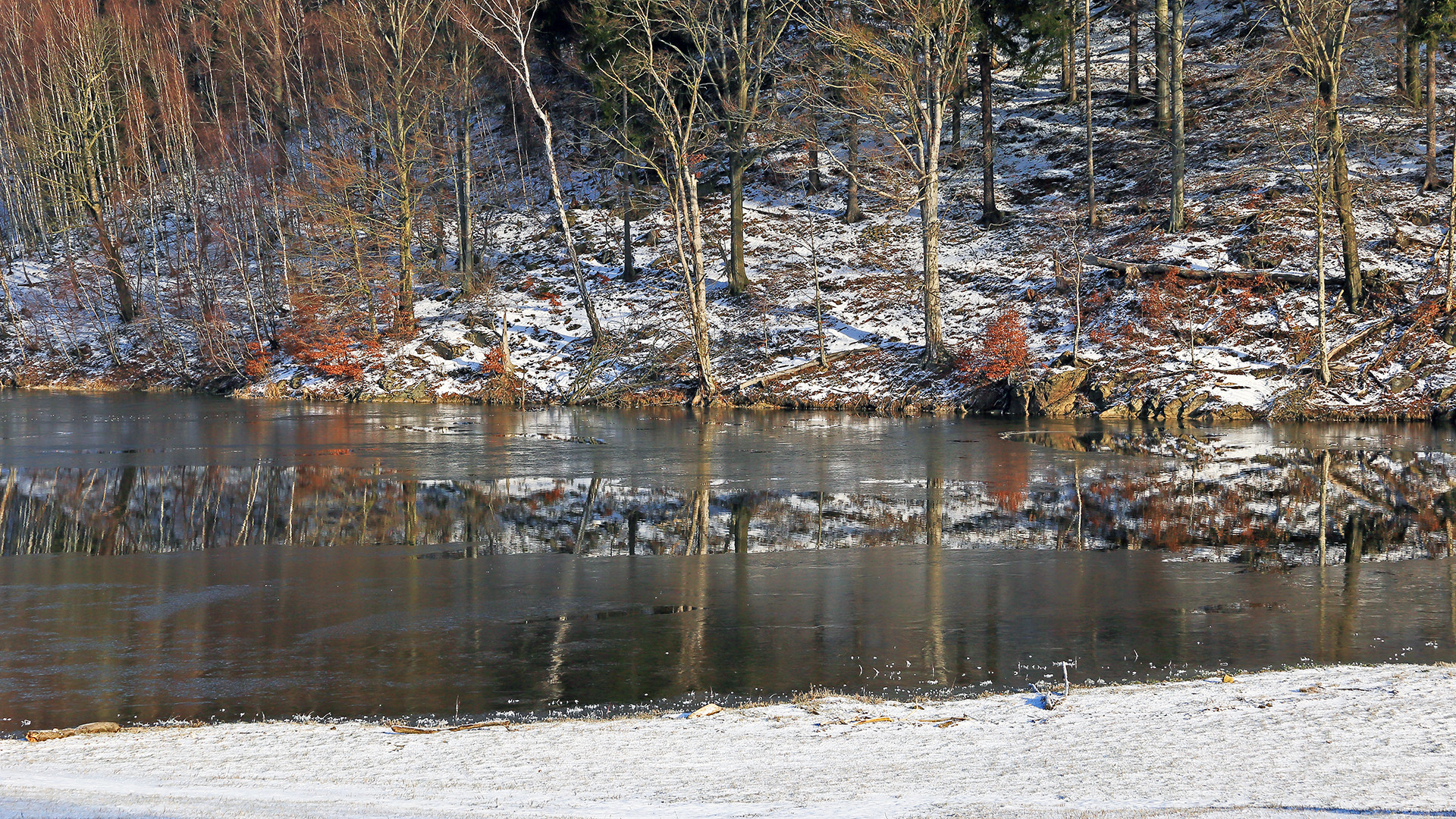 Unterbrochene Spieglung in Eis und fließendem  Wasser...