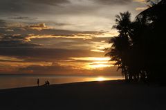 unteregehende sonne auf der insel bohol-philippinen