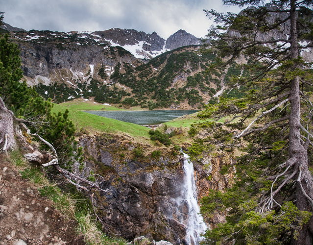 Unterer Gaisalpsee mit Wasserfall