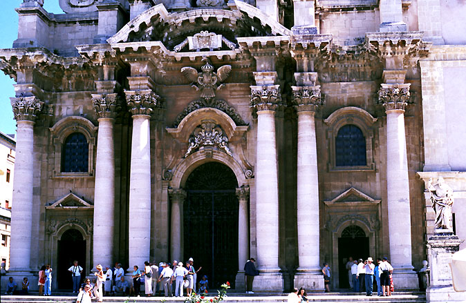 Unteres Potal des Domes von Syracus (Sizilien)