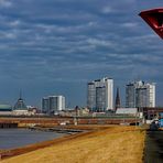 UNTERFEUER BREMERHAVEN MIT STADTKULISSE