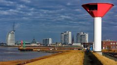 UNTERFEUER BREMERHAVEN MIT STADTKULISSE