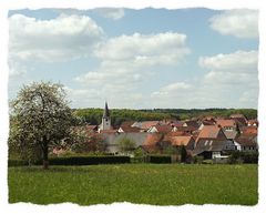 Unterfränkisches Dorf im Frühling ...