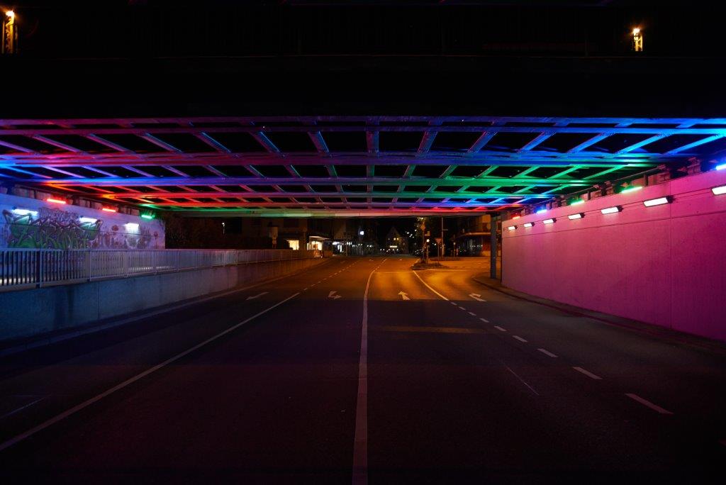 Unterführung im bunten Neonlicht