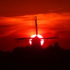 Untergang der Sonne hinter der alten Windmühle von Cadzand