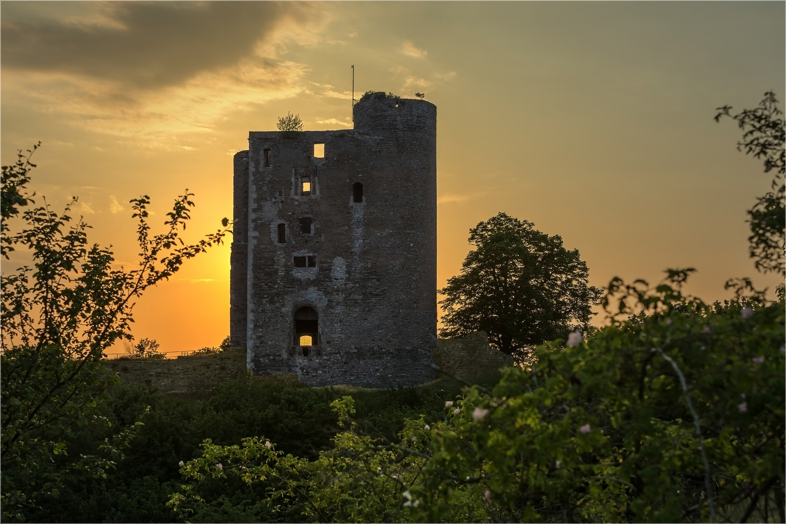 Untergehende Sonne hinter der Burg Arnstein